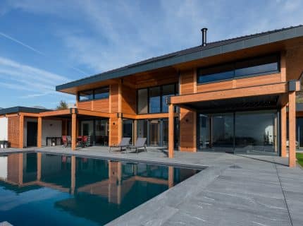 Maison en bois et aluminium avec piscine à Saint-Jeoire-Prieuré, proche de Chambéry, en Savoie, 5 chambres, style contemporain.