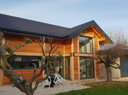 Façade d’une maison contemporaine en bois et aluminium de 130 m² à Aix-les-Bains avec grandes baies vitrées.