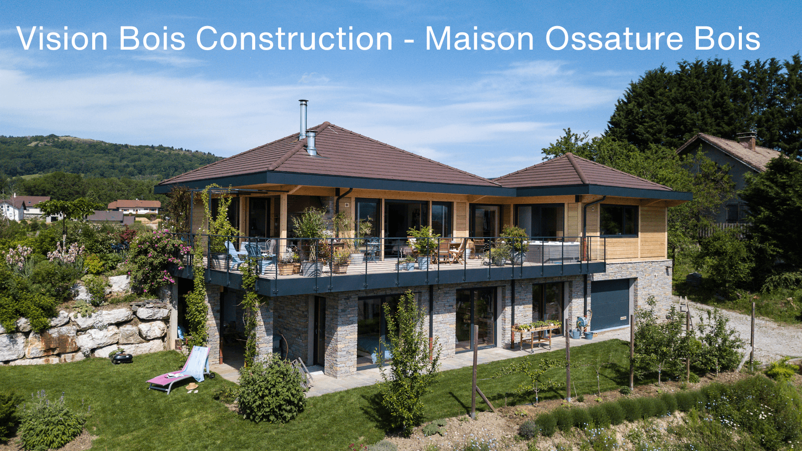 Maison en bois poteau-poutre avec balcons et bardage bois, construite par Vision Bois à Albens en Savoie